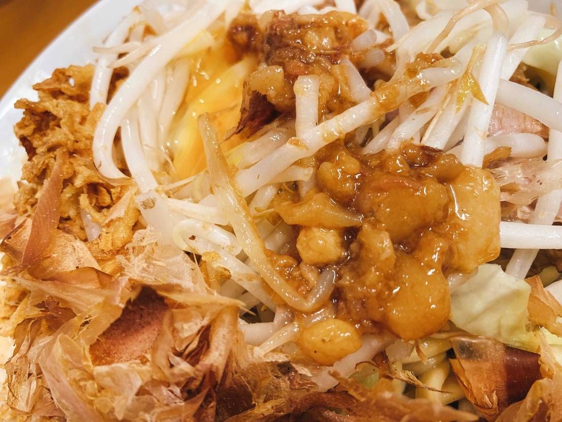 今日の昼ごはんは二郎系の豚道場ぶた壱の汁なしです。
18日限定オファー分のth