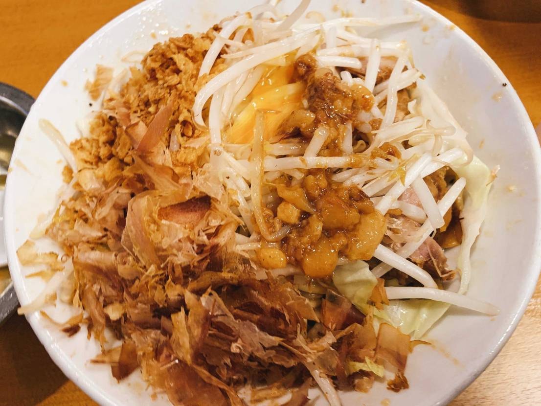 今日の昼ごはんは二郎系の豚道場ぶた壱の汁なしです。
18日