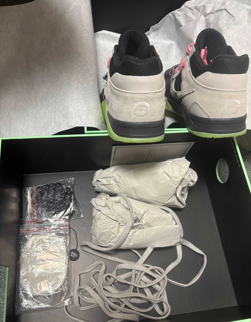 5年くらいスニーカー買ったりしてるけど黒タグがついてないの初めてだから焦った。