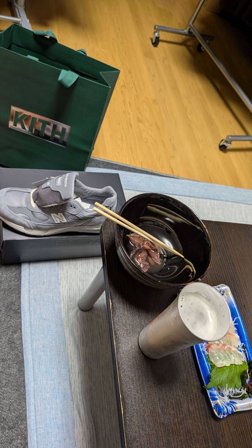KITH大阪で良番で抽選当たりゴッテム。🍺と肴を嗜みながら紐通しの儀。

先