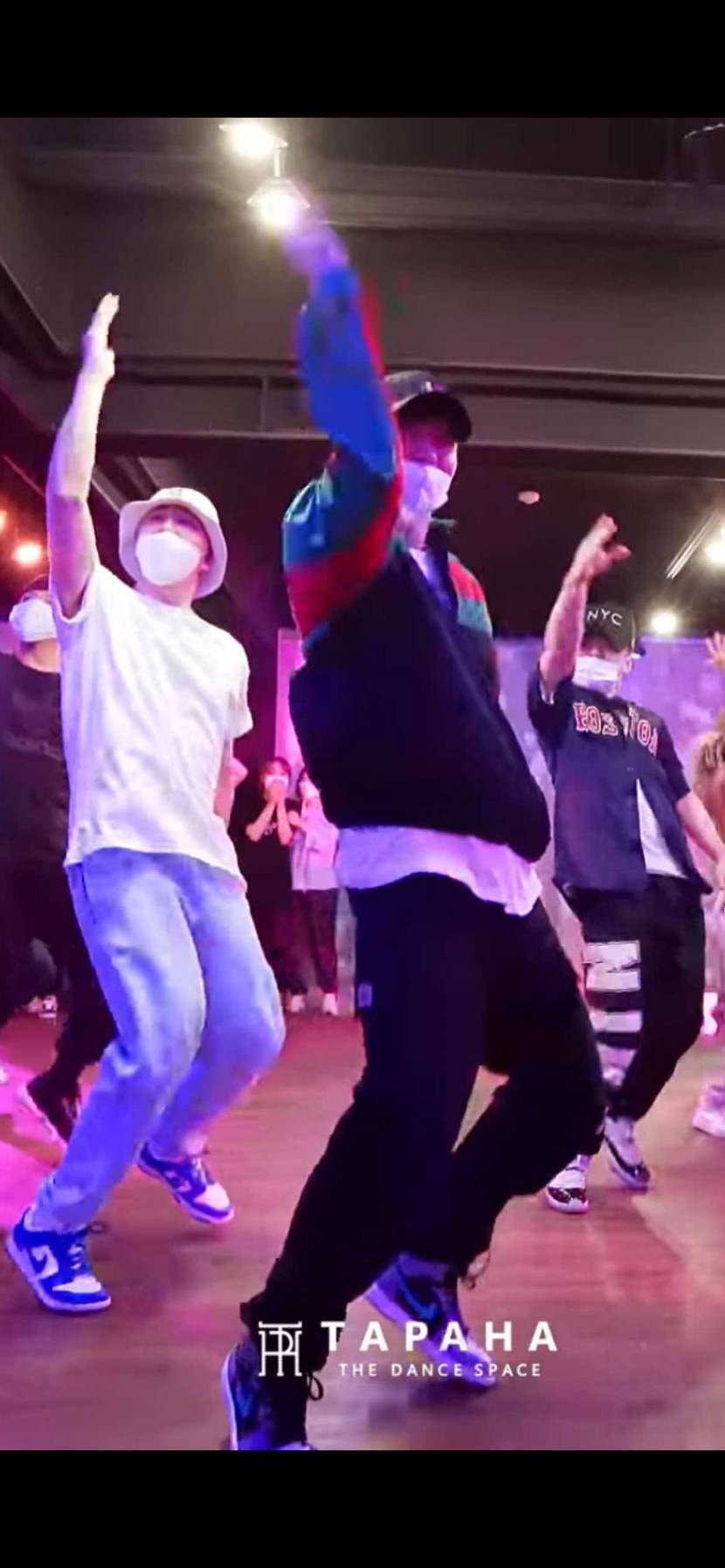 この真ん中に履いてる方の靴を知りたいです！
知っている方いましたら教えてくださ