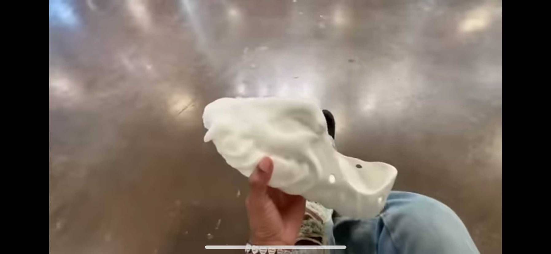 このサンダルなんて検索したら出てきます？