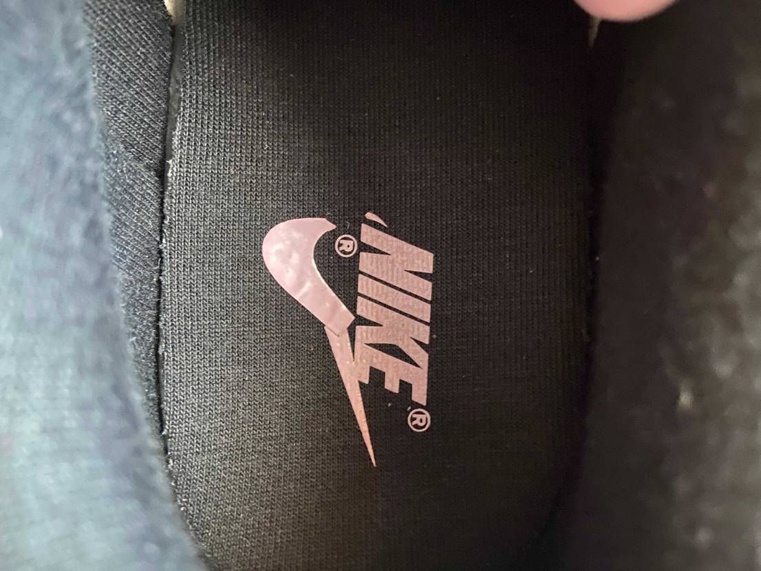 NIKEさんはがれてNIKEのマークおかしくなってます。これは萎えます。