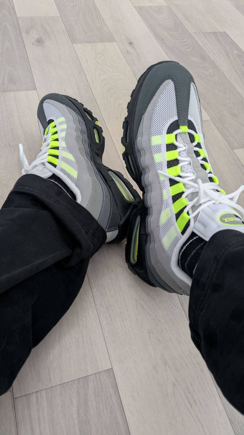 念願のエアマックス95初おろし！
いっつもワッフルとかジョーダンとか履いてるか