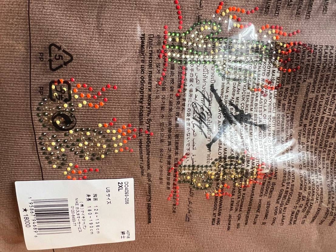 パーカーに装飾品ついててえーやん