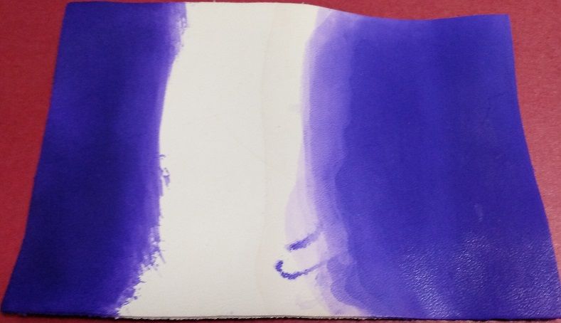 最近、皮革染めを１本買ってヌメ革に試しました
ローバスバチックという皮革用染料