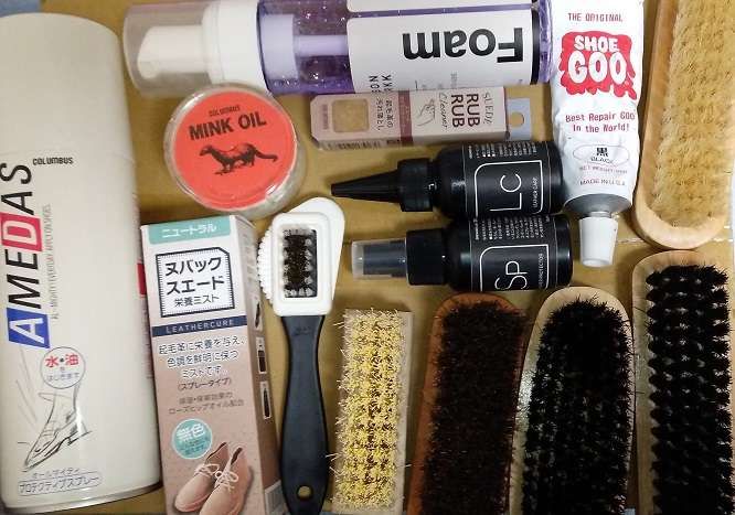 スニーカーケアグッズ。なぜかブラシがたまってきた…
他は染めた574をジェイソ