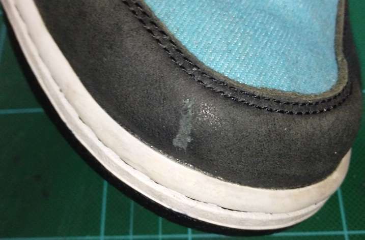 【つま先のダメージ補修】
DUNKのつま先にカッターで傷をつけました。厚みがあ