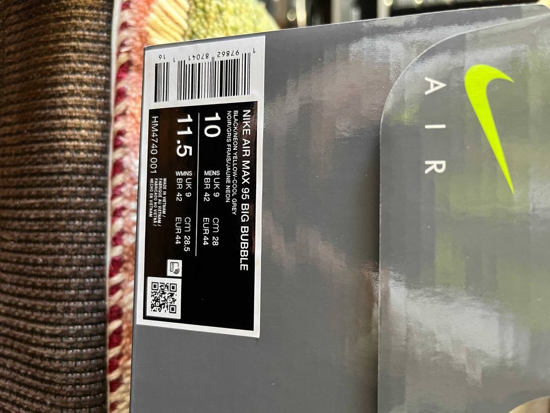 某店舗で2番入店。10時に並び、10時3分にマイサイ28cmをGETできました。