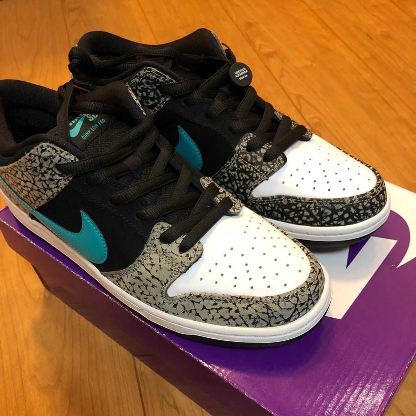 このスニーカーは左足側のみ型押しレザーで右足側は型押しレザーではないです。
誰