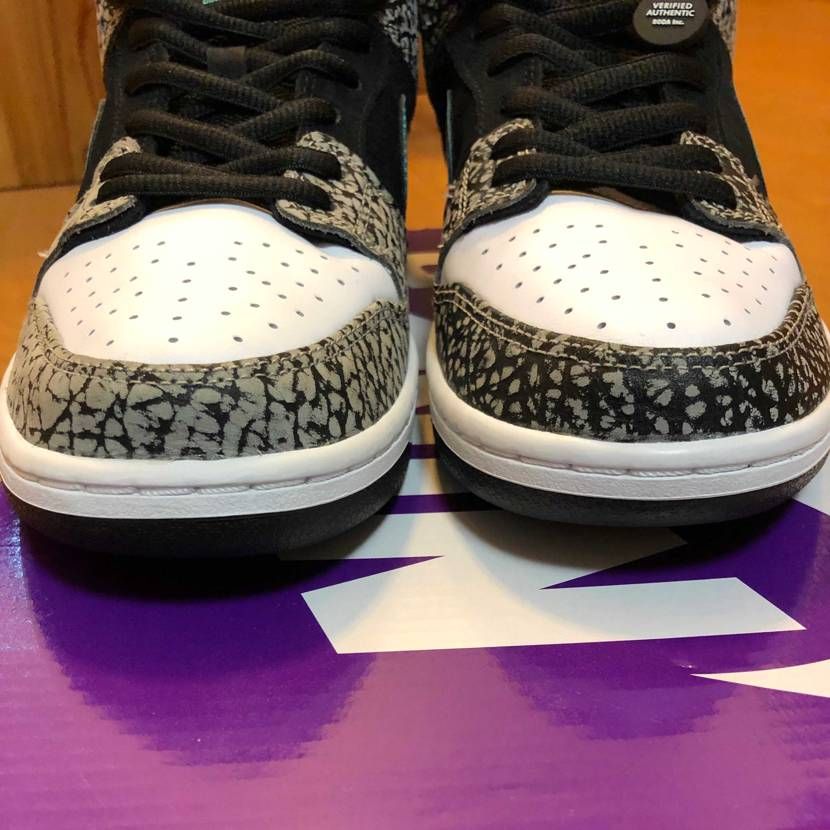 このスニーカーは左足側のみ型押しレザーで右足側は型押しレザー