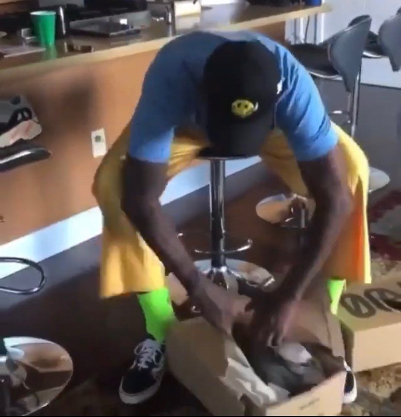 デニスロッドマンの開封動画、荒々しすぎる🤣