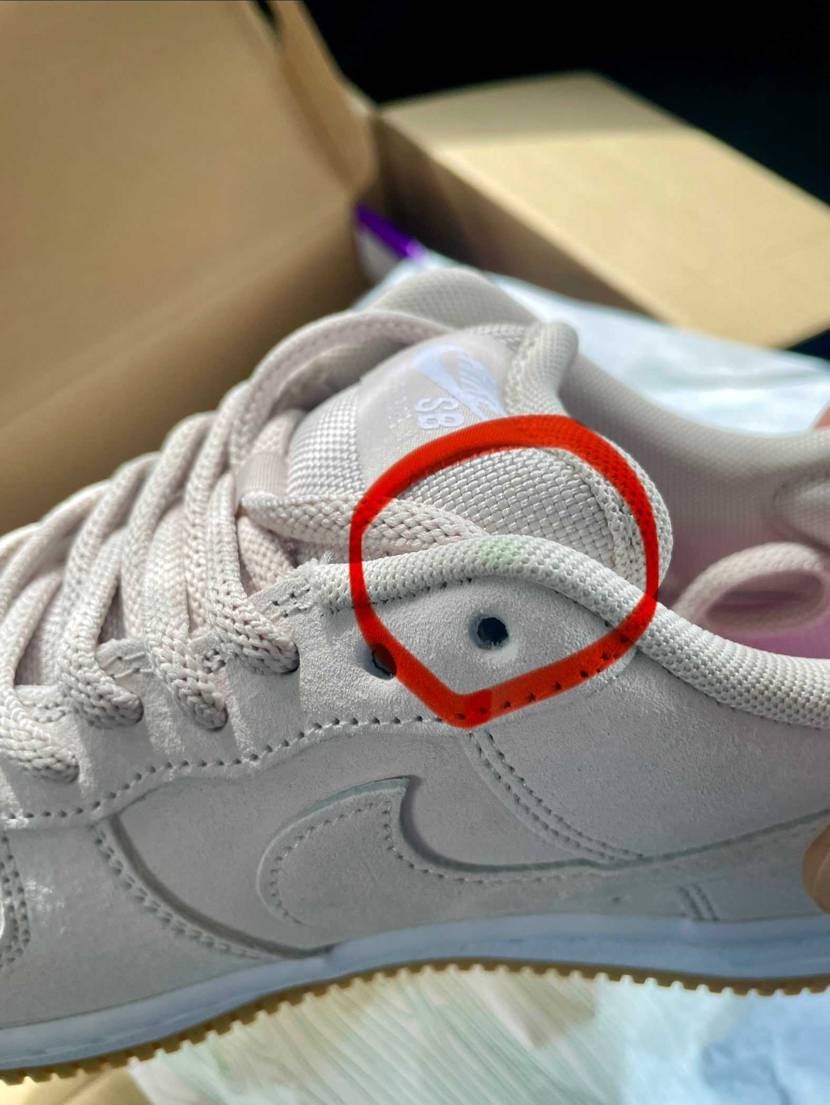 今、受け取って確認してたんだけど

色的に包装紙の色移り？

落とせるか