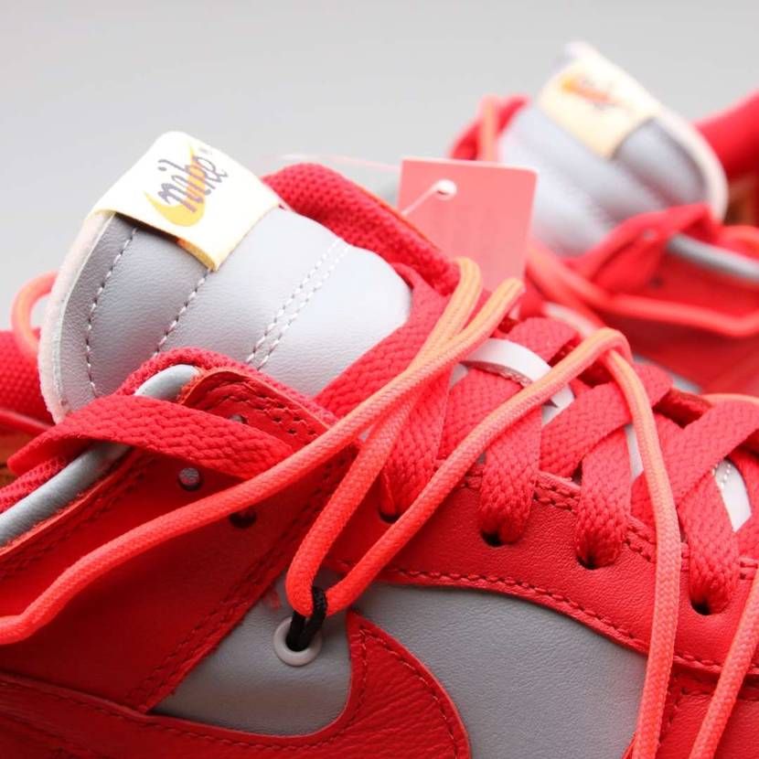 Off-White x Futura x Dunk 
人気ス