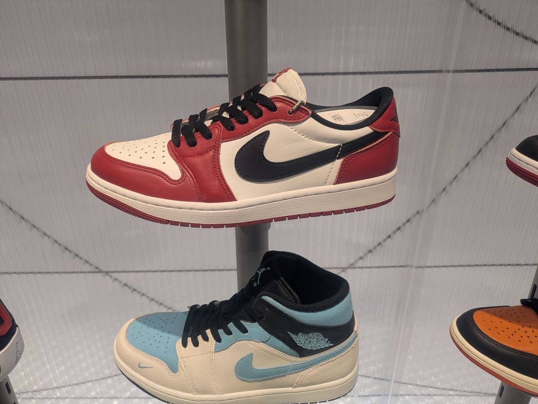 ナイキ梅田も普通に展示してあります！
多くの人が試着しており、やはり人気なんす