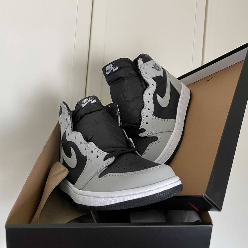 スニーカー界隈新参者になりたいんですけどAJ1の紐の通し方でめちゃイケてる通し方