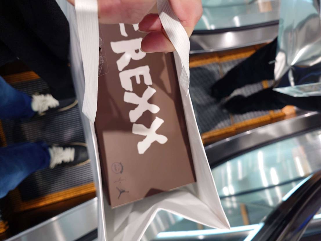 DSMG一般で買えました。サイズ欠けはありますが、まだ在庫ありそうでした。