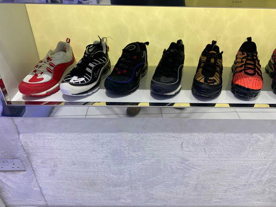 シンガポールのショッピングセンター内のスニーカーショップです
一応アカウントは