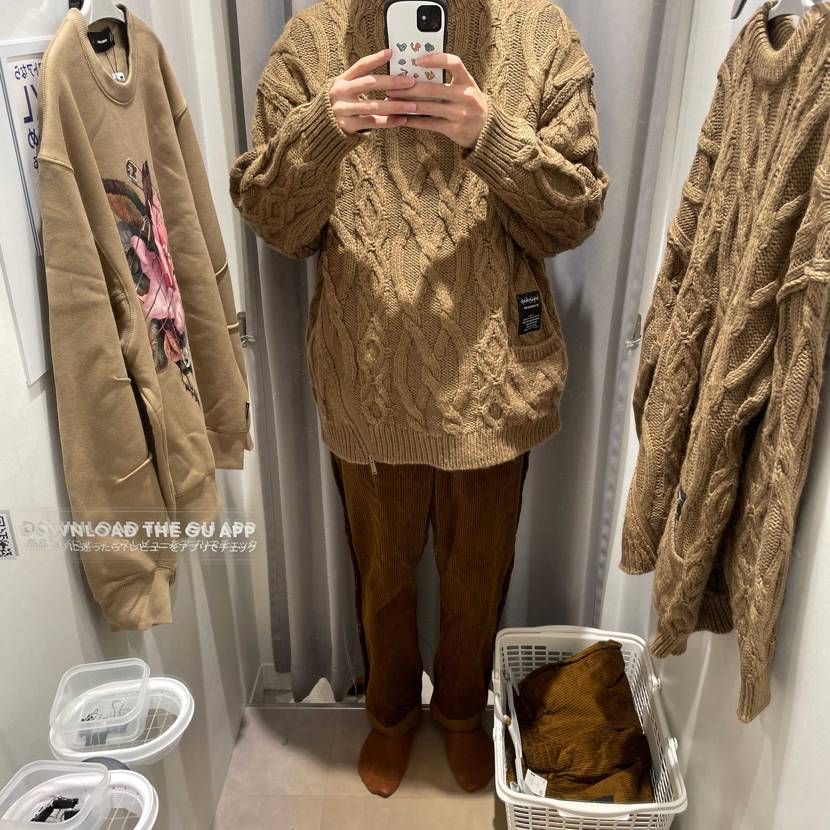 GUとUNDERCOVERのコラボは
セーターとスウェットシャツとコーデュロイ