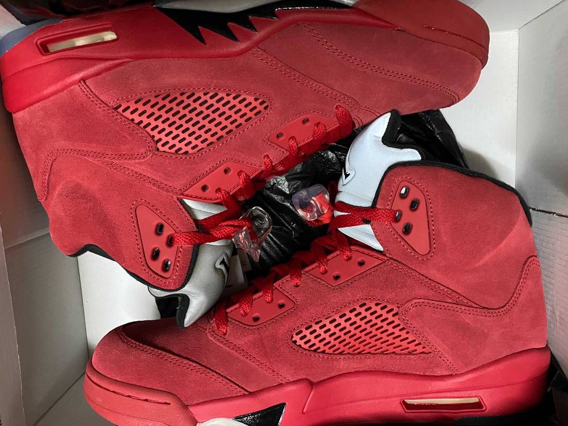 未使用のAJ5レッドスエードを箱の凹みで中古出品中😭