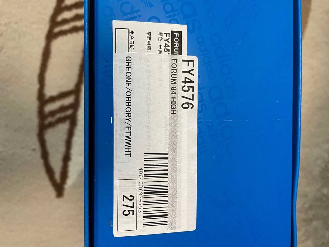 アディダス公式アプリから購入して届いたのですが、これはありなのでしょうか?ご教示