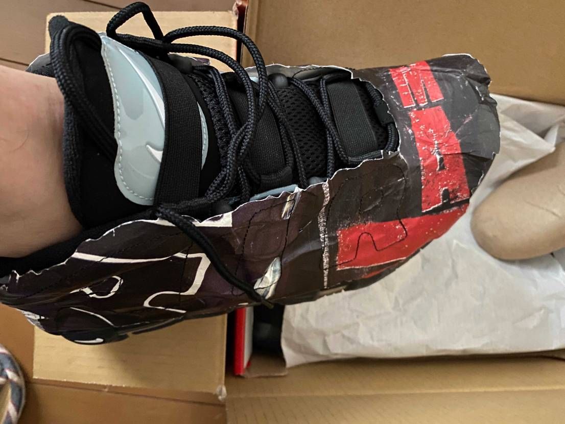 この紙は剥がさず履くのかな。それとも包装紙を破る喜びとして、剥がして履くのか。