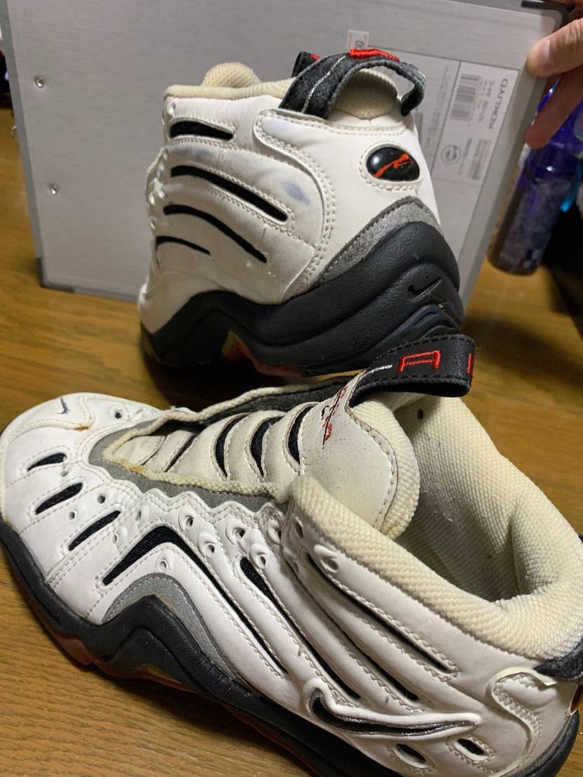 このスニーカーは、NIKEのなんていうスニーカーか分かる方教えて下さい(  ;ᯅ