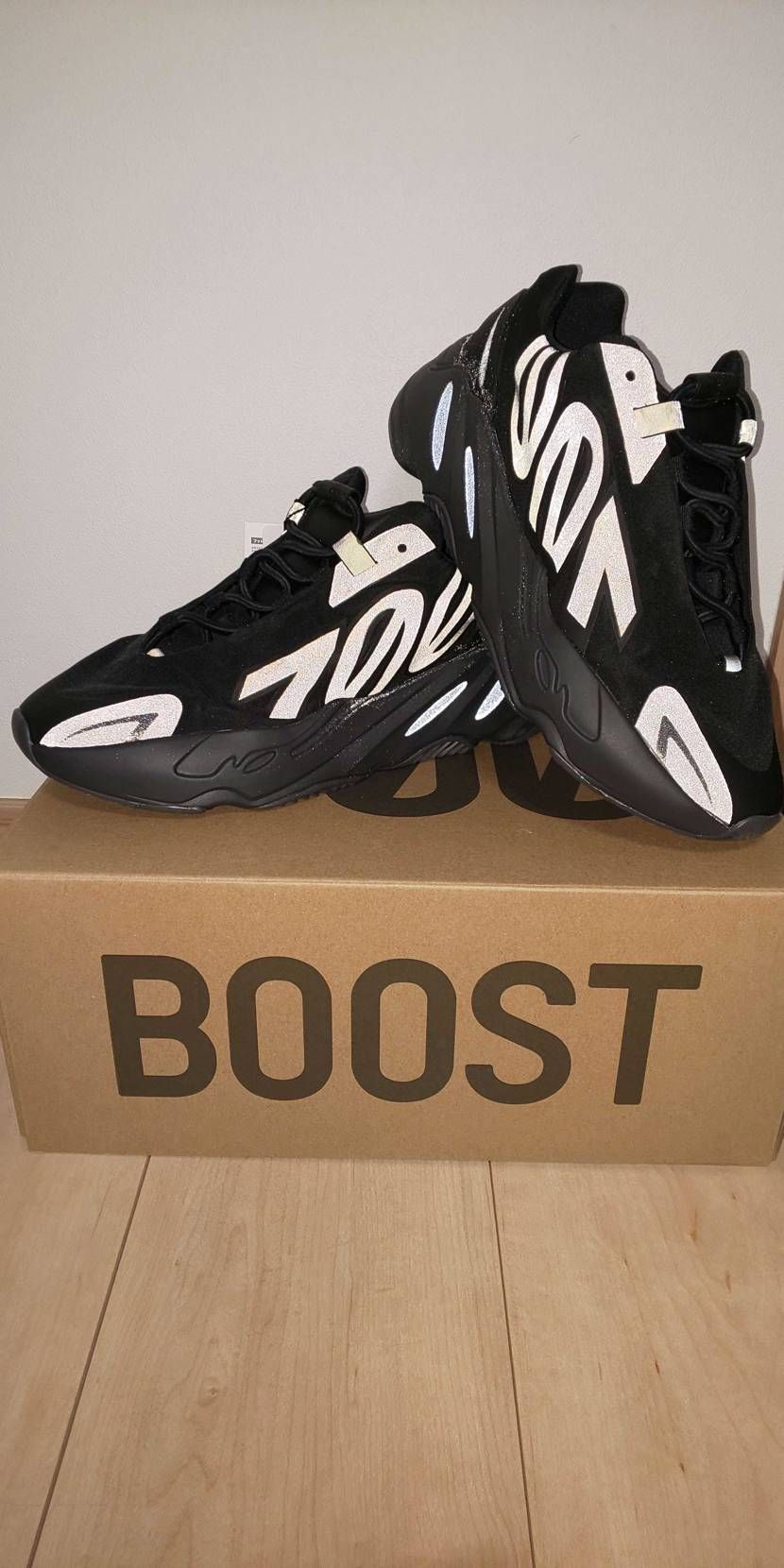 yeezy boost 700MNVN black
実物みたらかっこいい