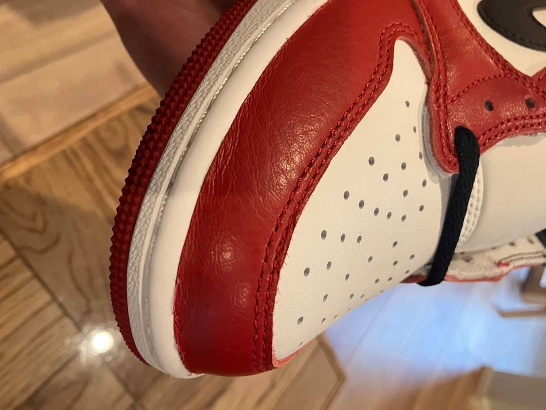 アトモスから到着。ナイキクオリティ　右足アッパーとアウトソールとの切れ目、若干の