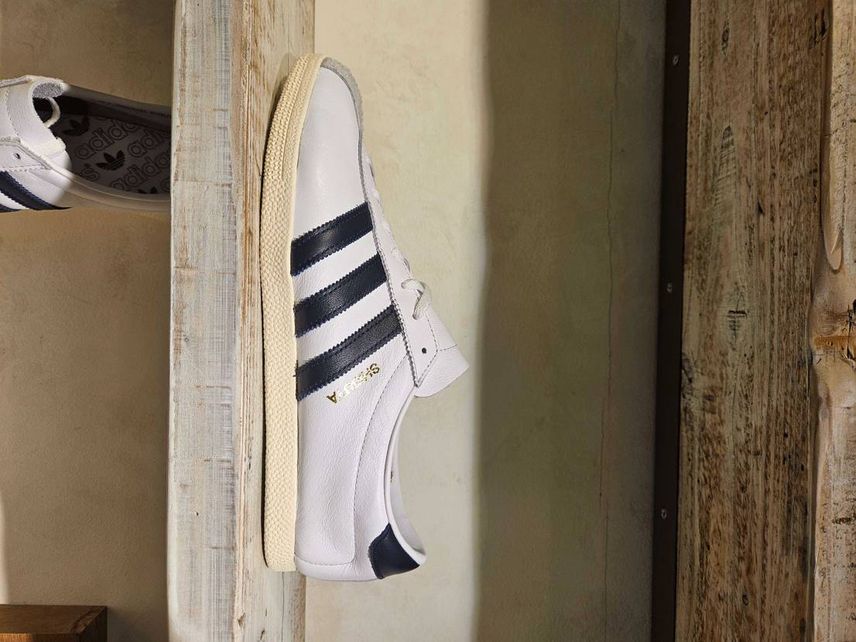 これ、最近見たadidasのクラシックでも抜群に良い感じですね。
やっぱりad