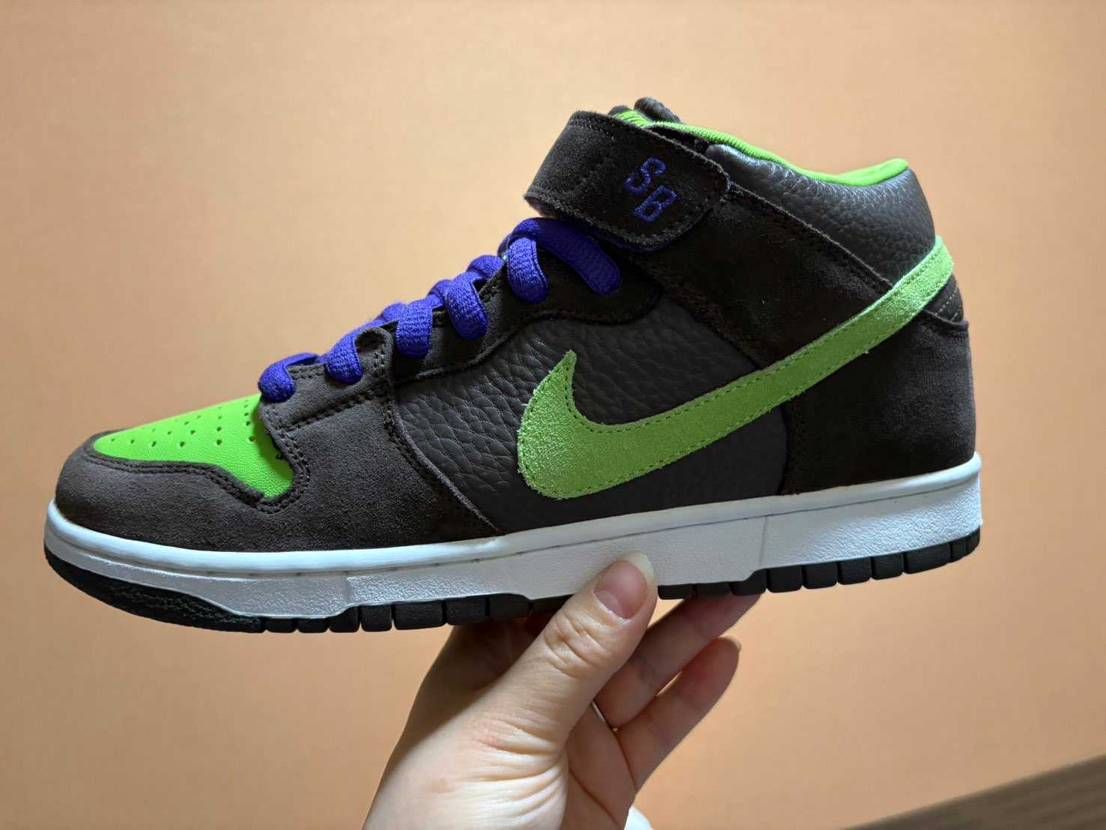 本日は、よく行く地元のスニーカーショップで中々の珍品に出会い