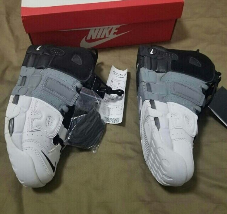 このトリコロールのモアテンって正規品なんですかね？見分け方とかよく分からないので