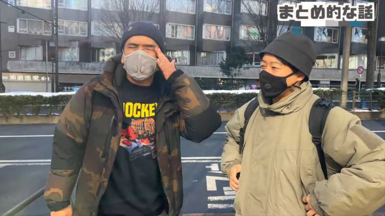 右の人が着てるダウンジャケットってどこのやつかご存知の方いらっしゃいますでしょう