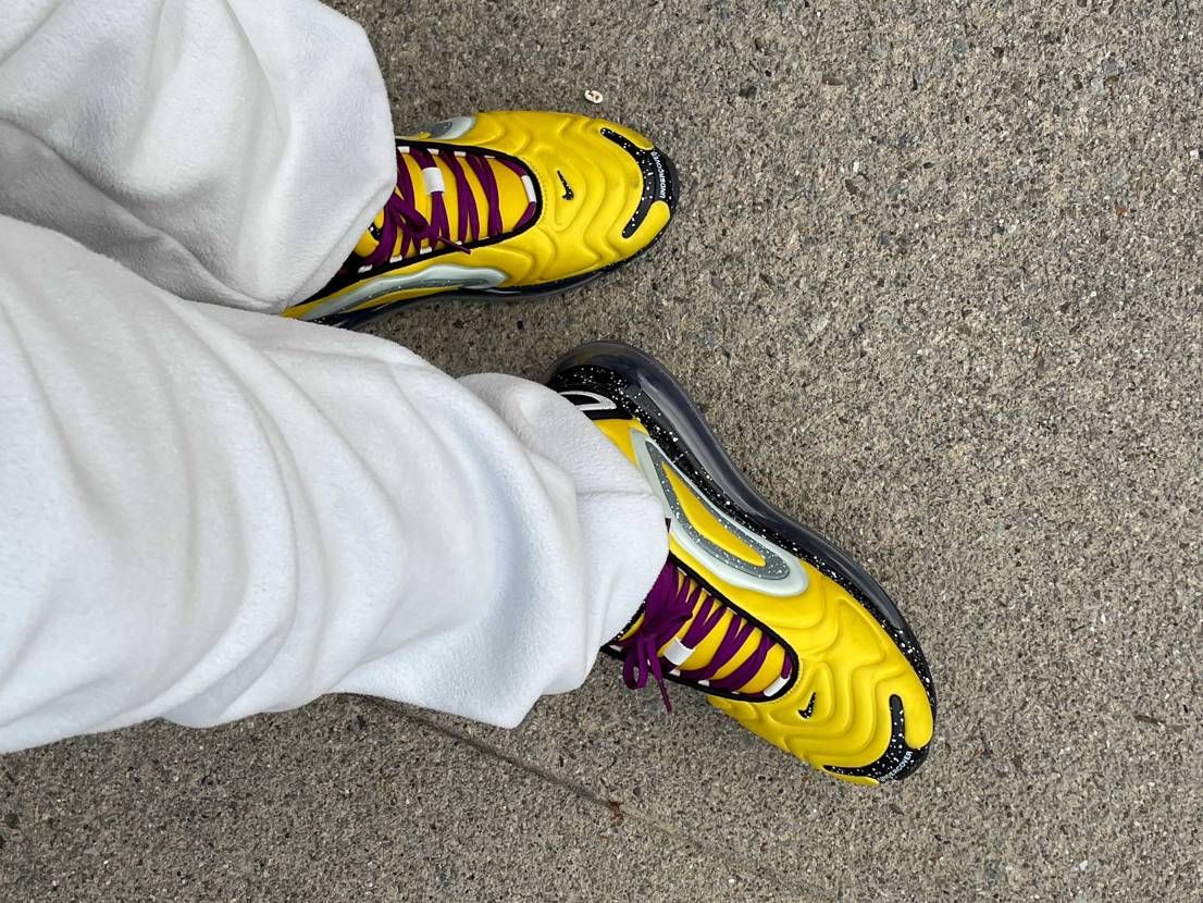 ボリュームのある派手なスニーカーも好きです。
以前セールでお安く買えたアンダー