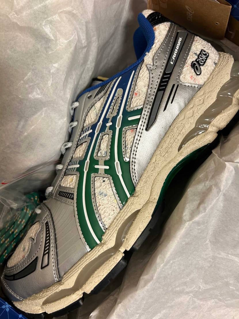 サンプル見て一目惚れして、直ぐ履く分とストック分の2足買い。なかなか凝った作りを