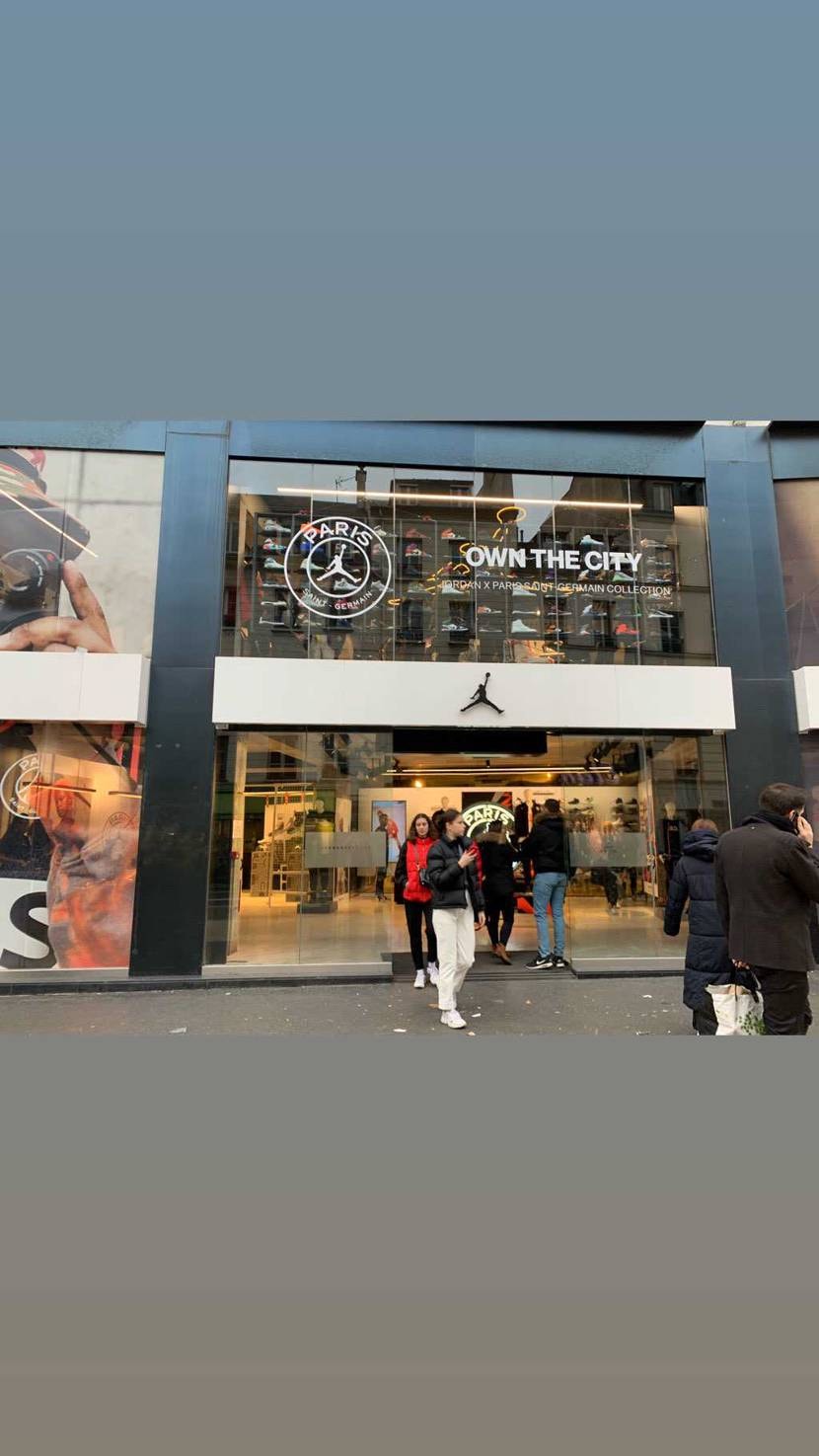 パリに旅行中です。JORDANの専門店に来てみました。
aj4 WNTRもバッ