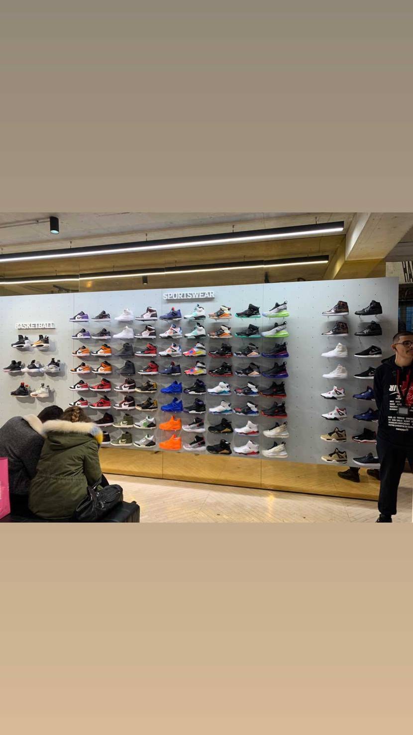 パリに旅行中です。JORDANの専門店に来てみました。
a