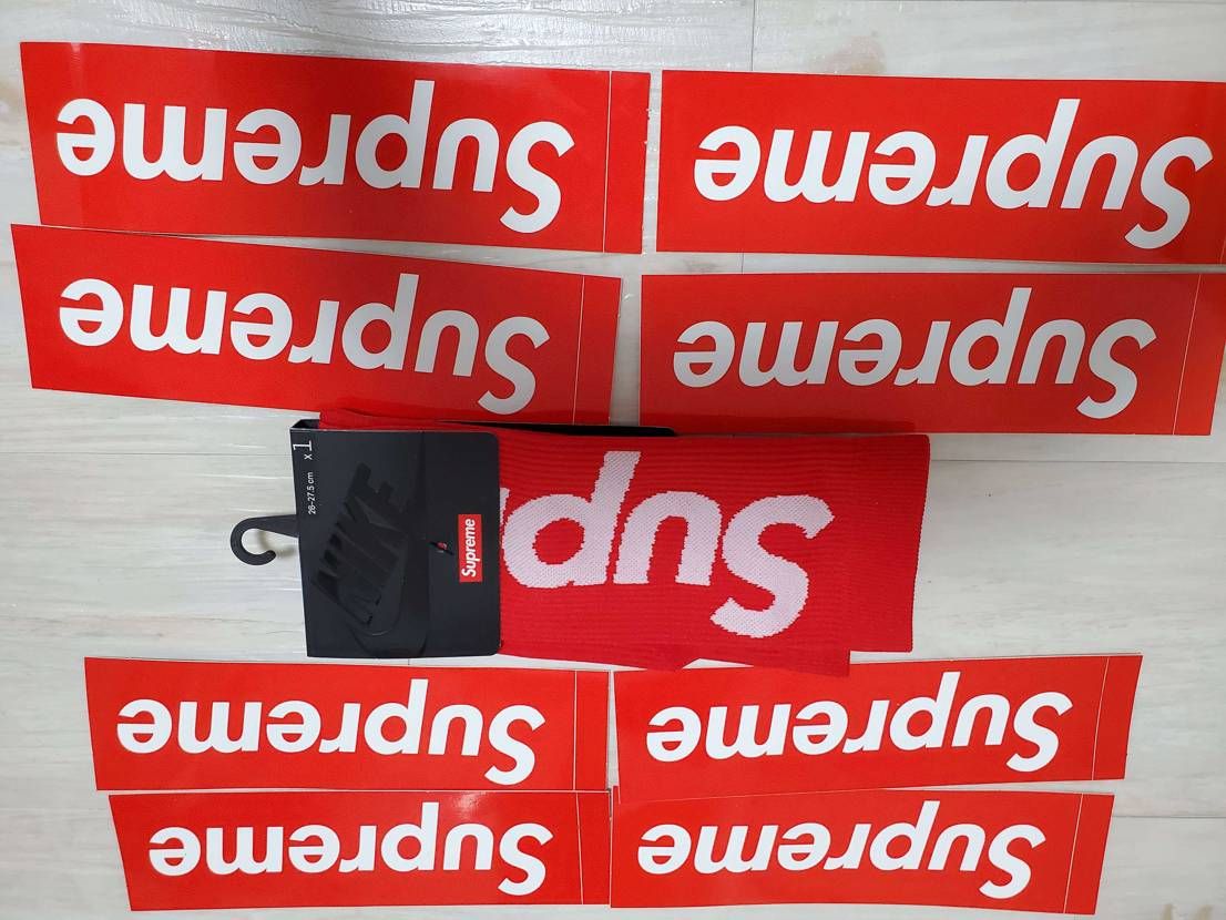 Supreme
靴下