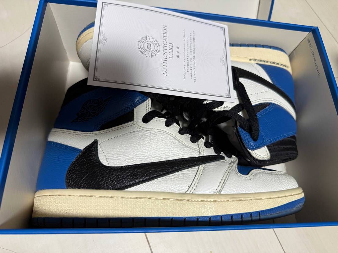 スニダンの中古で買ったのが今届いたけどまさかの包装紙も付属品もなし。
紐に