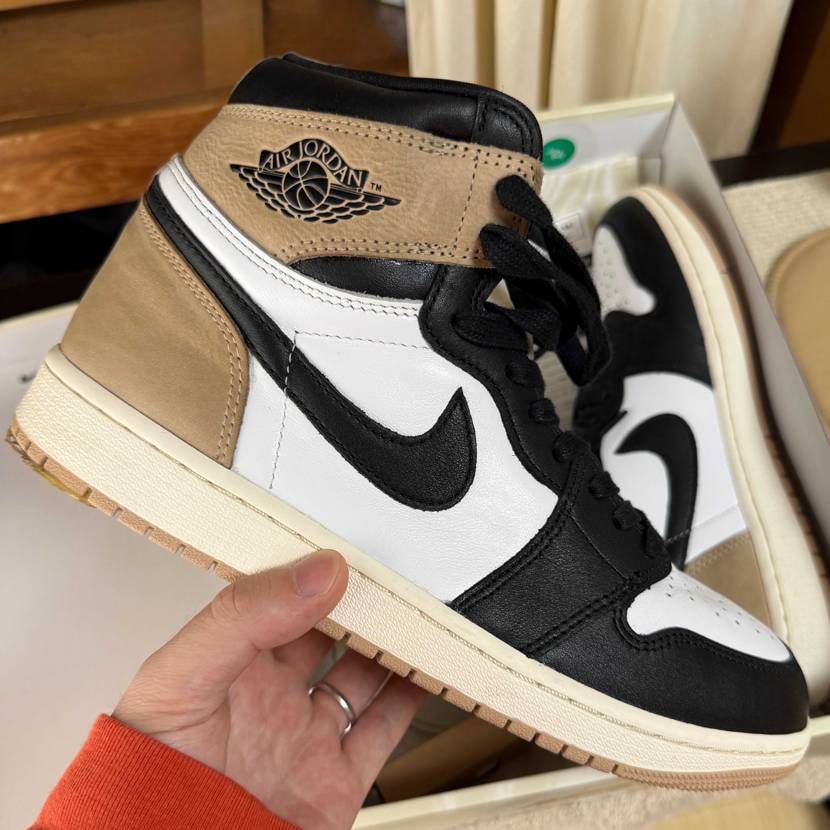 ソールも全然減ってないaj1ラテを6000円ほどで発見したので迷わず購入

