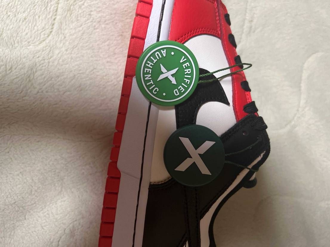 StockXで購入したことある方に質問です。
左のタグは以前Xでsupreme