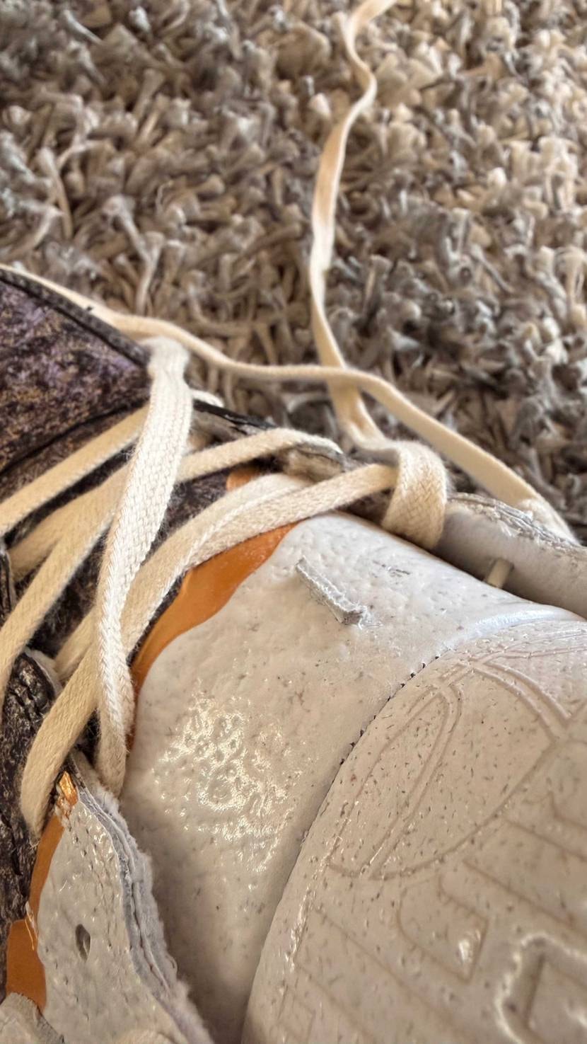 購入された方、教えてください🙏
先ほど届いてシューレース外してみたのですが、左