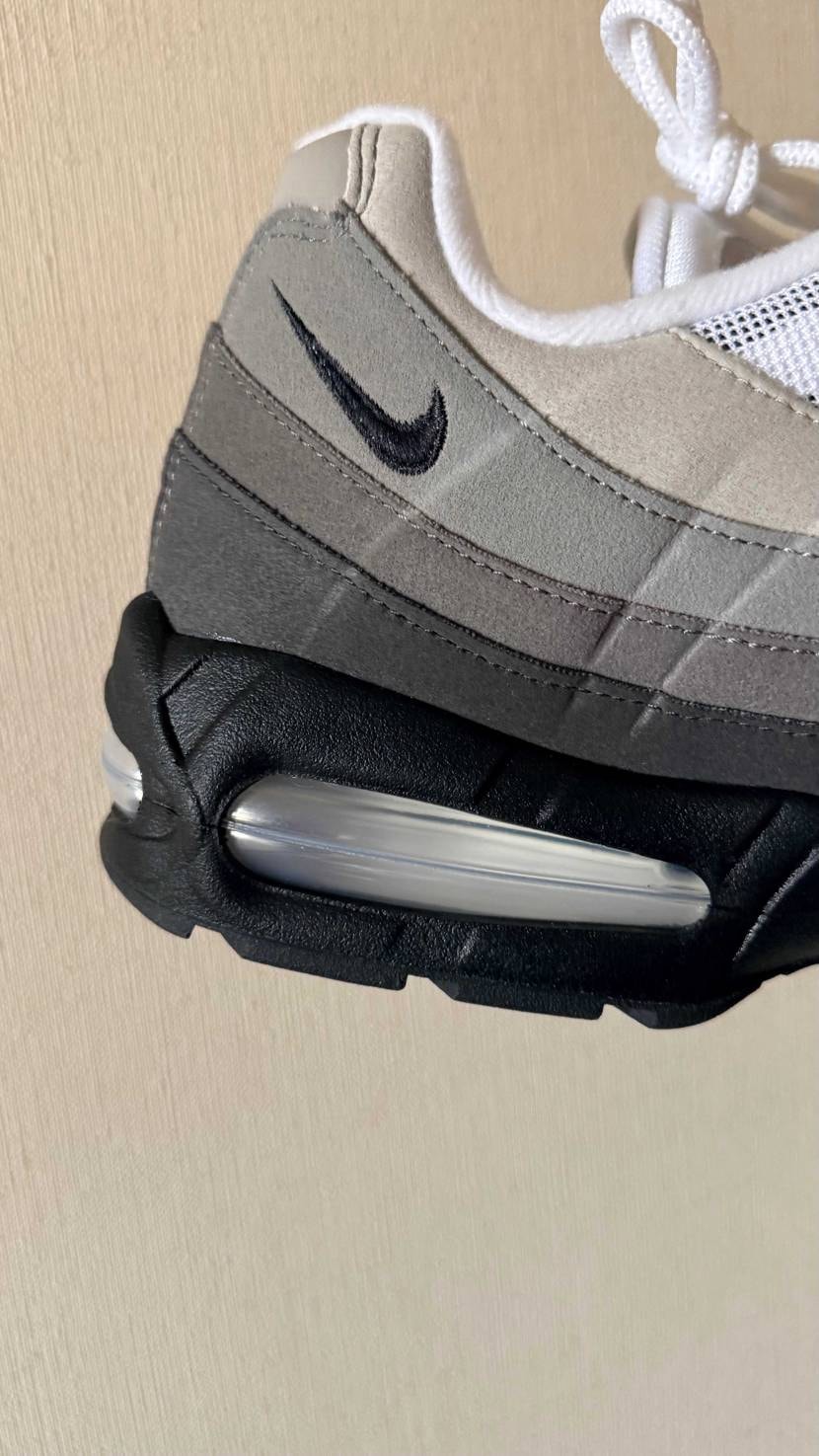 自己満の投稿になりますが95のスウォッシュは単色が好みなので