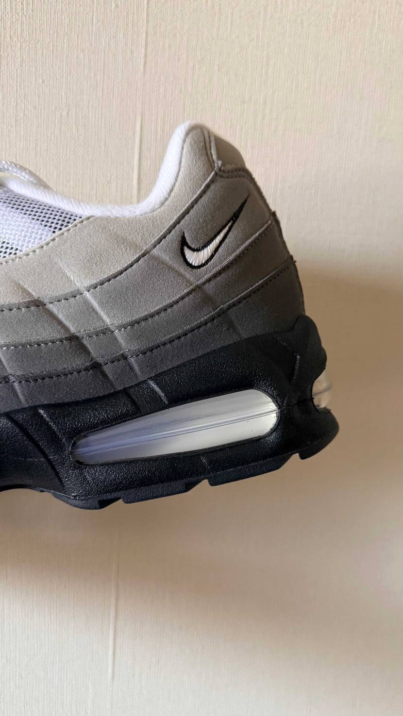 自己満の投稿になりますが95のスウォッシュは単色が好みなのでプチカスタムしました