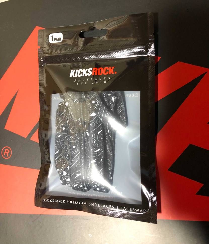 KICKSROCKのバンダナ柄やっと買えた。
最初の純正のシューレース良い