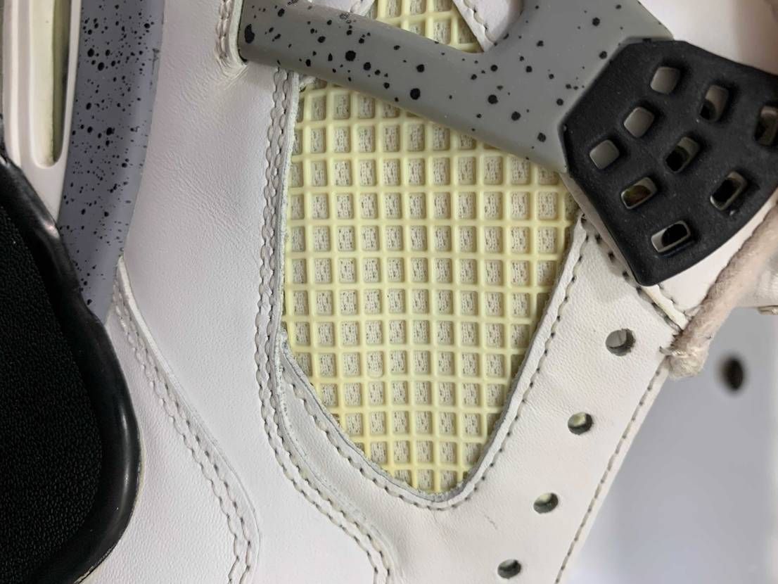 ジョーダン4のこの部分の黄ばみをとりたいのですが、取る方法などありますか？