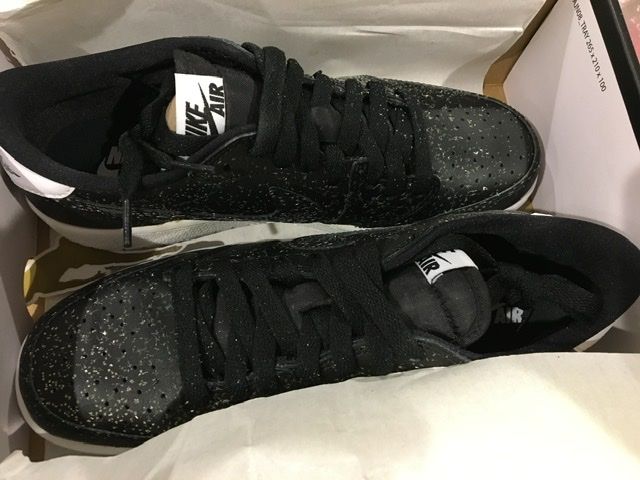 エアジョーダン1  ロー　OGを購入しましたが、ピカピカにラメってます。おそらく
