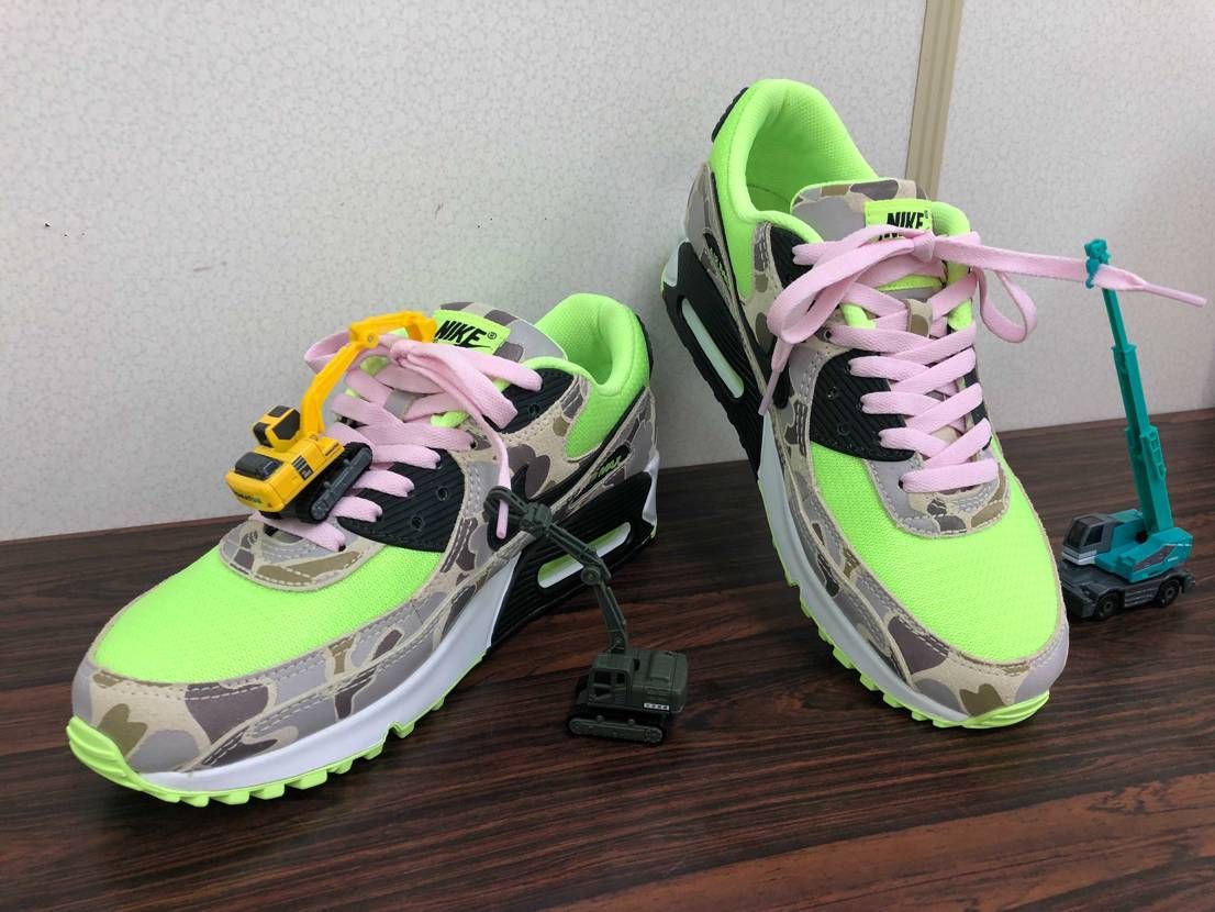 雨なので現場を止めて靴紐を替えてもらいました。九州はどうやら