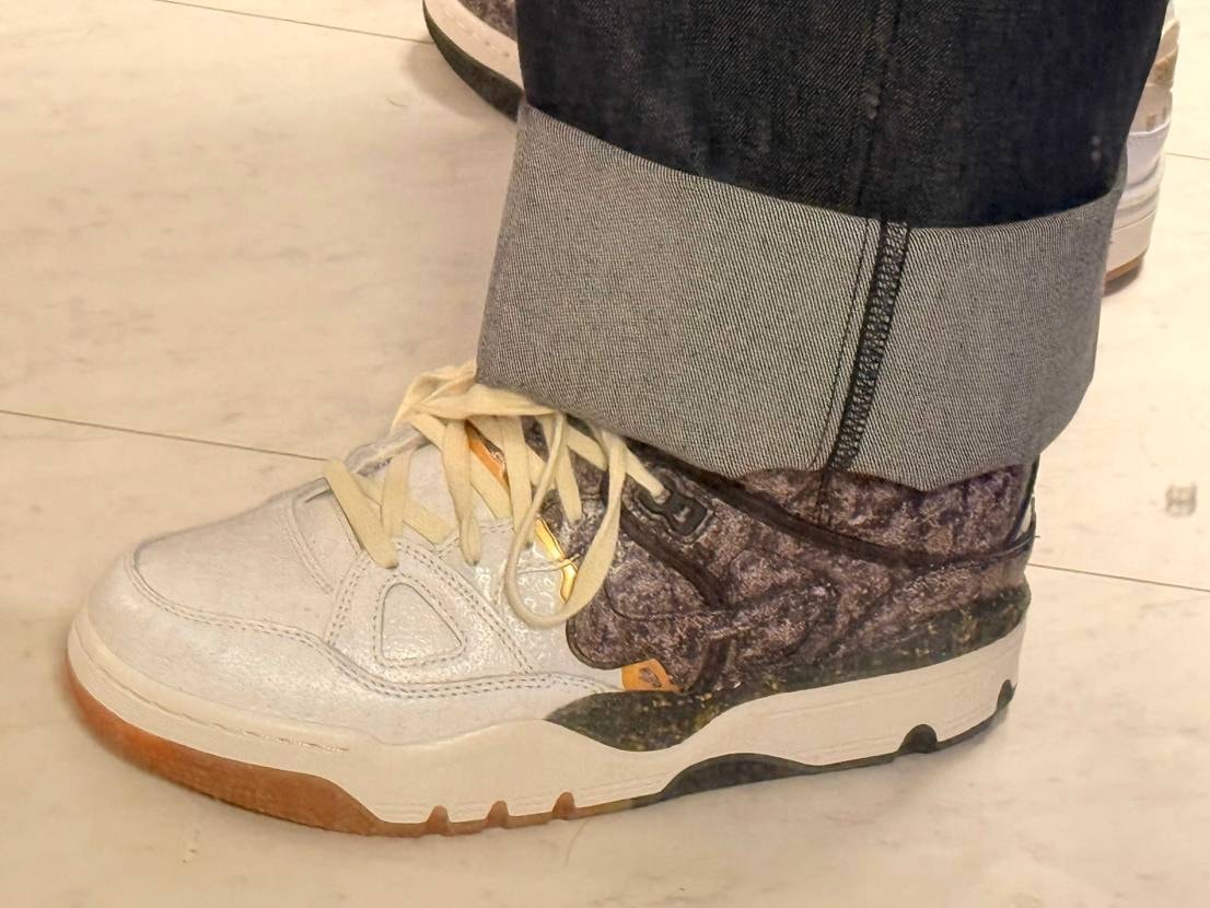 陶器のような質感のレザーがめちゃくちゃかっこいいです。
アシンメトリーなデザイ