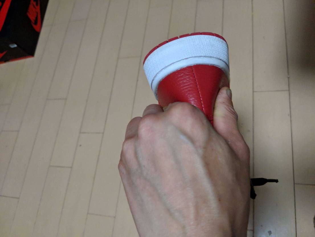 カカトがフニャフニャ
上蓋かぶりすぎ、裏スタンプ無し
海外正規で、アトモスレシー